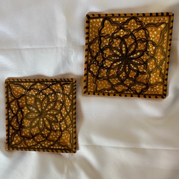 Set of 2 Beautiful Vintage Decorative Plates in Brown, Black and White! - Picture 1 of 5